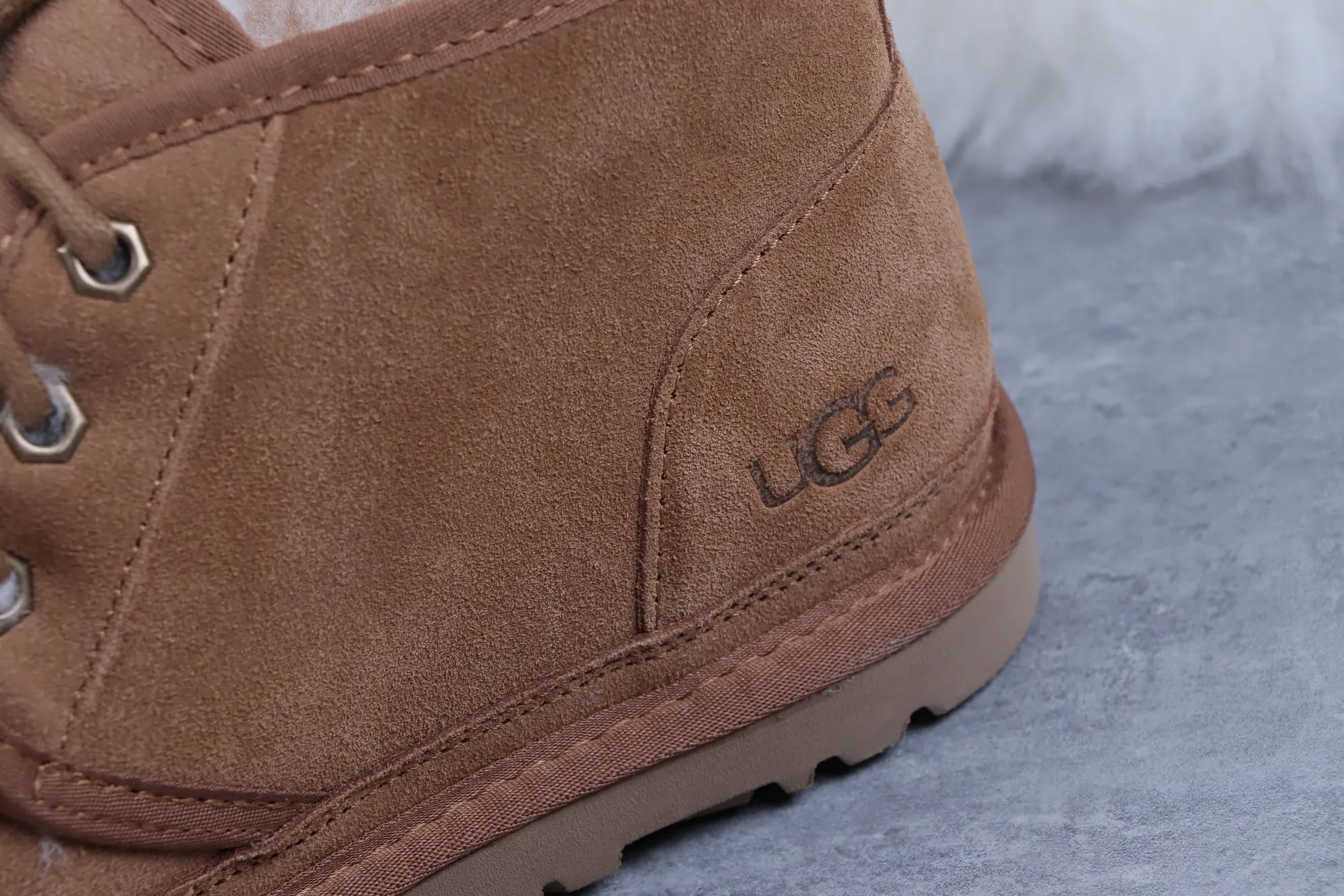 💰520 UGG sheepskin integrated snow boots 3236 maroon M Neumel Product description: As an extension of the classic series, the classic lightweight series has a low-key outsole and upper inspired by classic styles, showing the comfort and luxury of UGG. Upper: cow leather, soft suede upper. Insole: 17mm UGGpure™ wool cushioning foam insole. Sole: Treadlite by UGG™ Light wing technology outsole - non-slip, cushioning, wear resistance, and good elasticity Heel: Brand LOGO on the side Size: 39 40 41 42 43 44 45